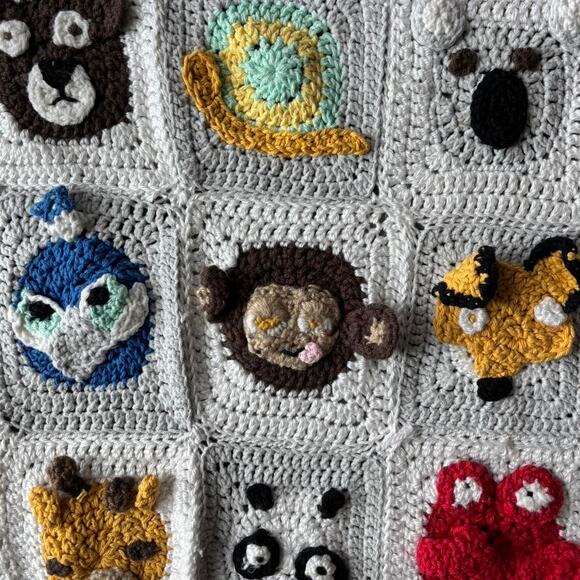 Adorable granny square crocheted childrens baby blanket - Picture 4 of 8